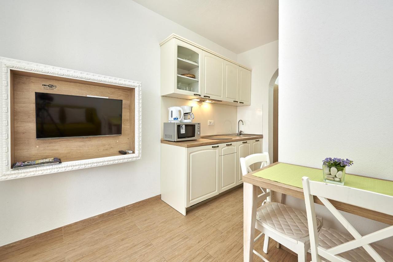 Apartments With A Parking Space Mavarstica, Ciovo - 17803 トロギール エクステリア 写真