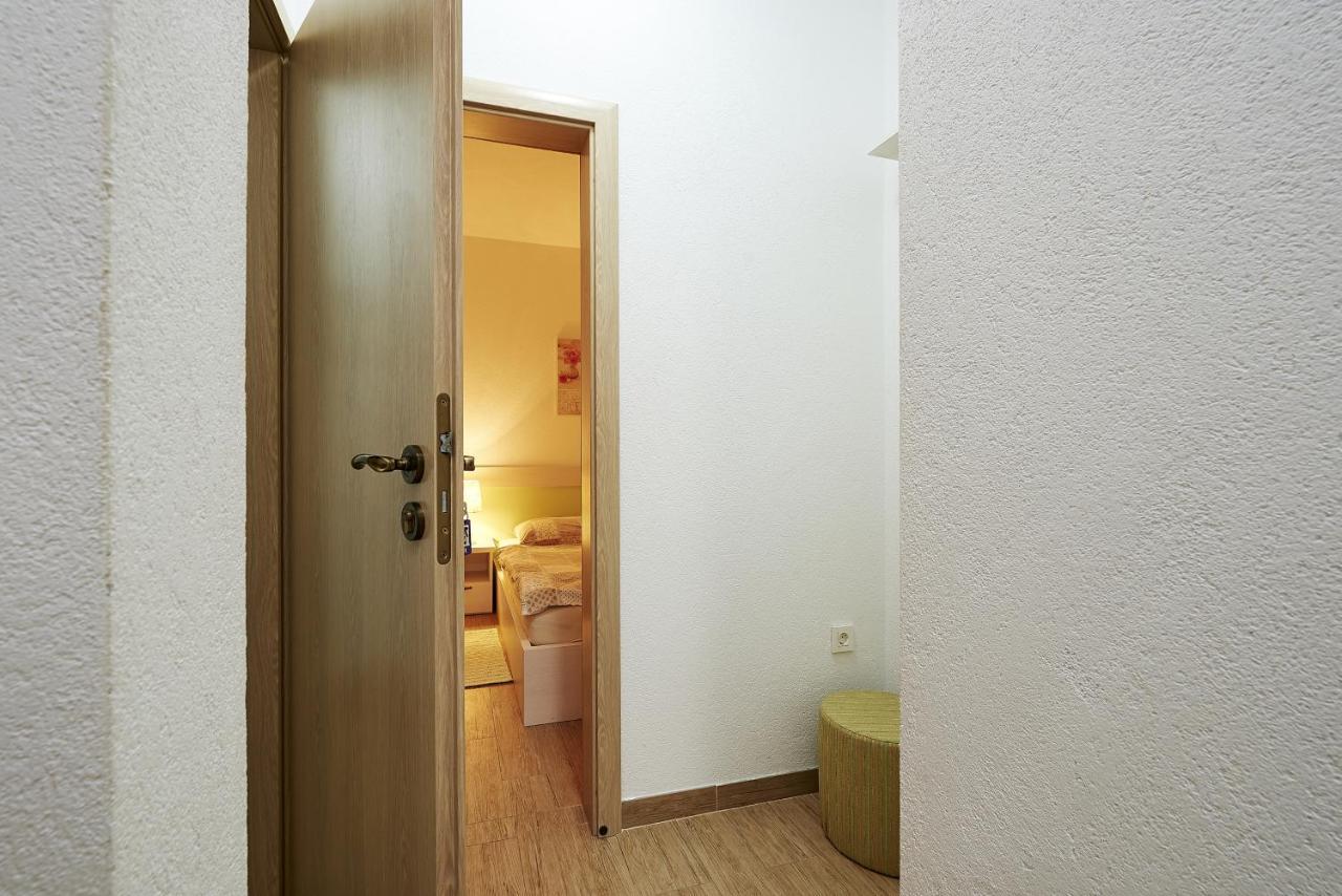 Apartments With A Parking Space Mavarstica, Ciovo - 17803 トロギール エクステリア 写真