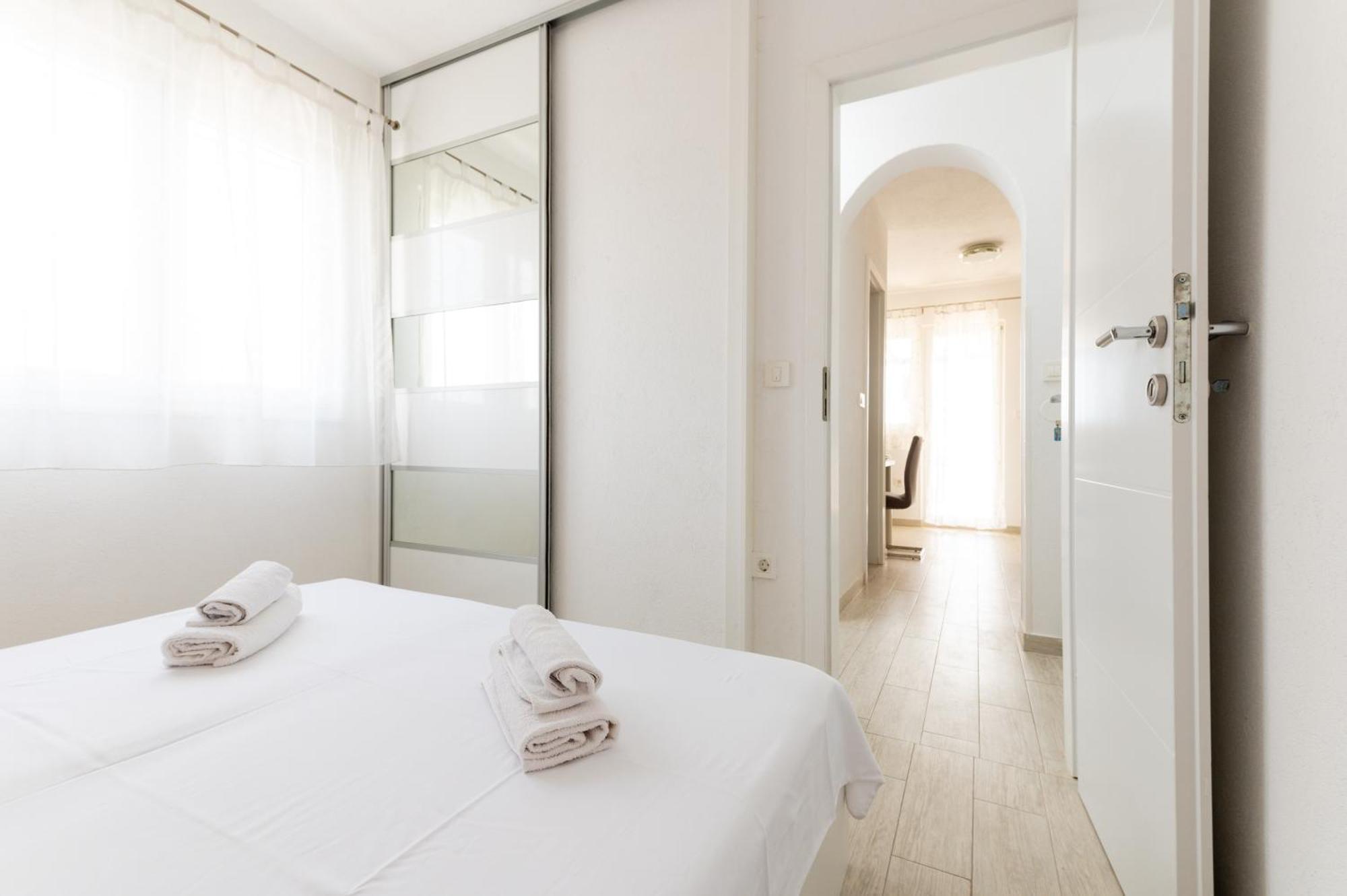 Apartments With A Parking Space Mavarstica, Ciovo - 17803 トロギール 部屋 写真