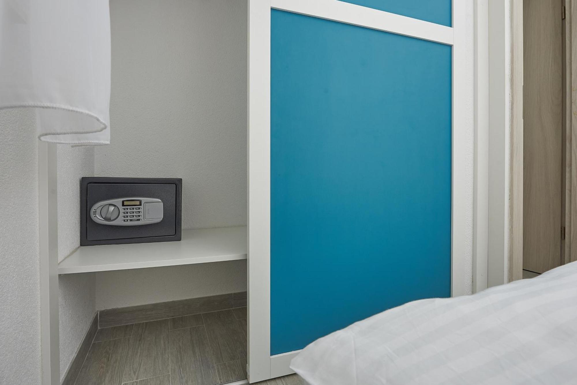 Apartments With A Parking Space Mavarstica, Ciovo - 17803 トロギール 部屋 写真