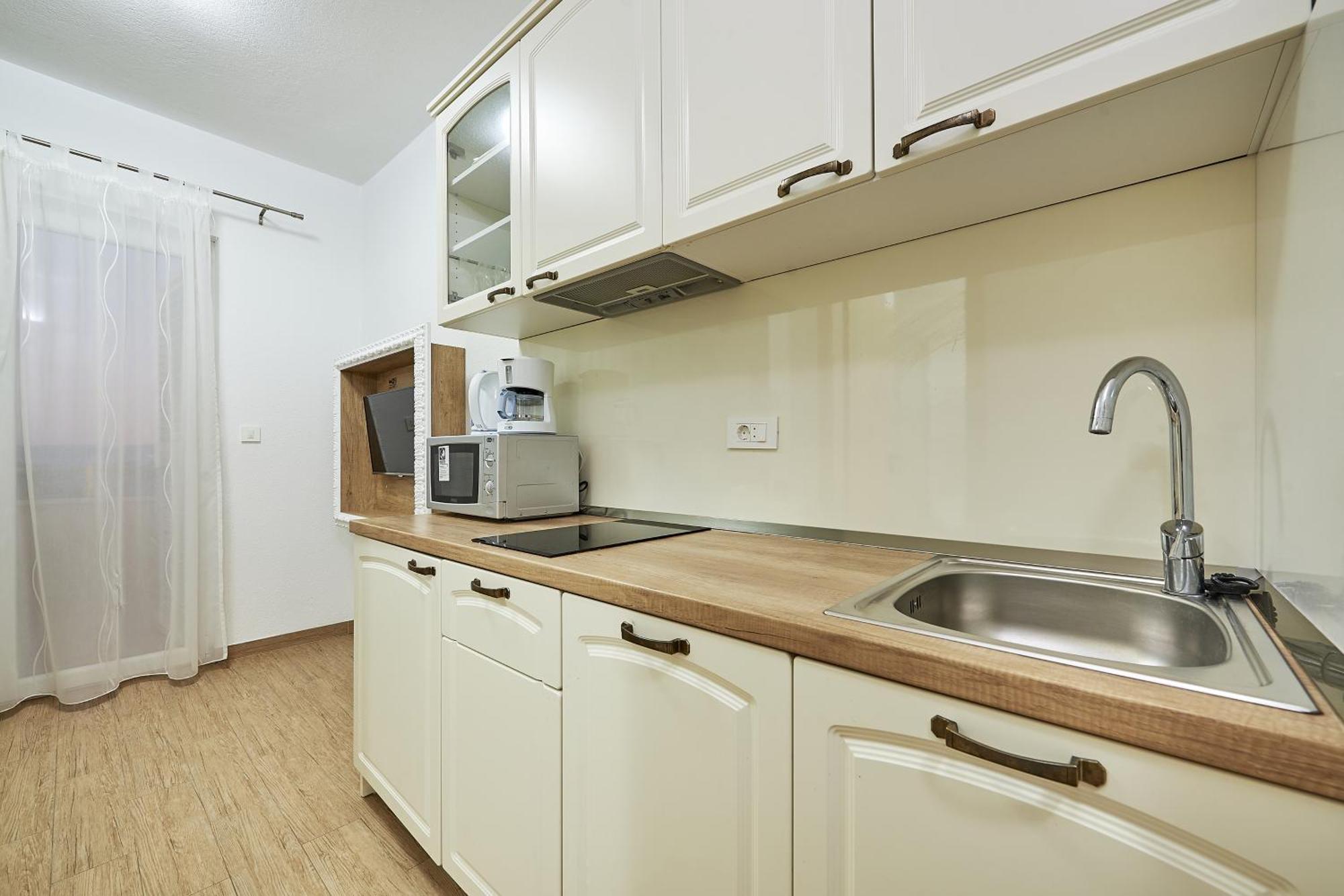 Apartments With A Parking Space Mavarstica, Ciovo - 17803 トロギール 部屋 写真